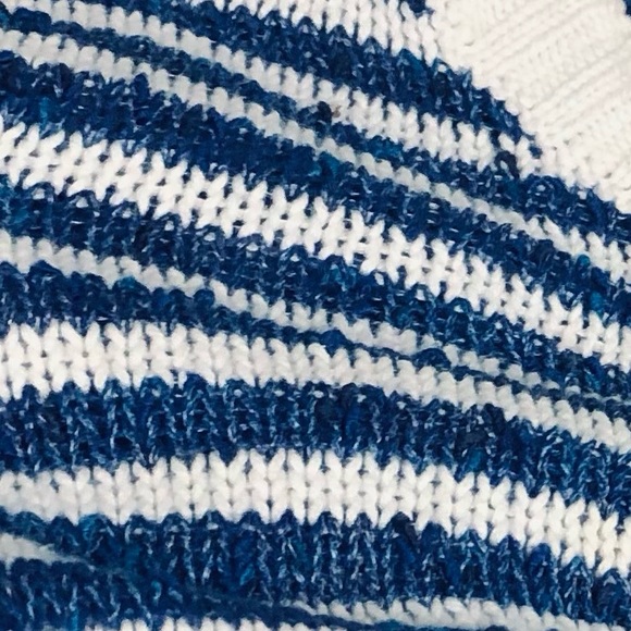 H&M women’s knitted sweater scoop neck pull on side slits blue stripes. Size M. - Picture 4 of 4